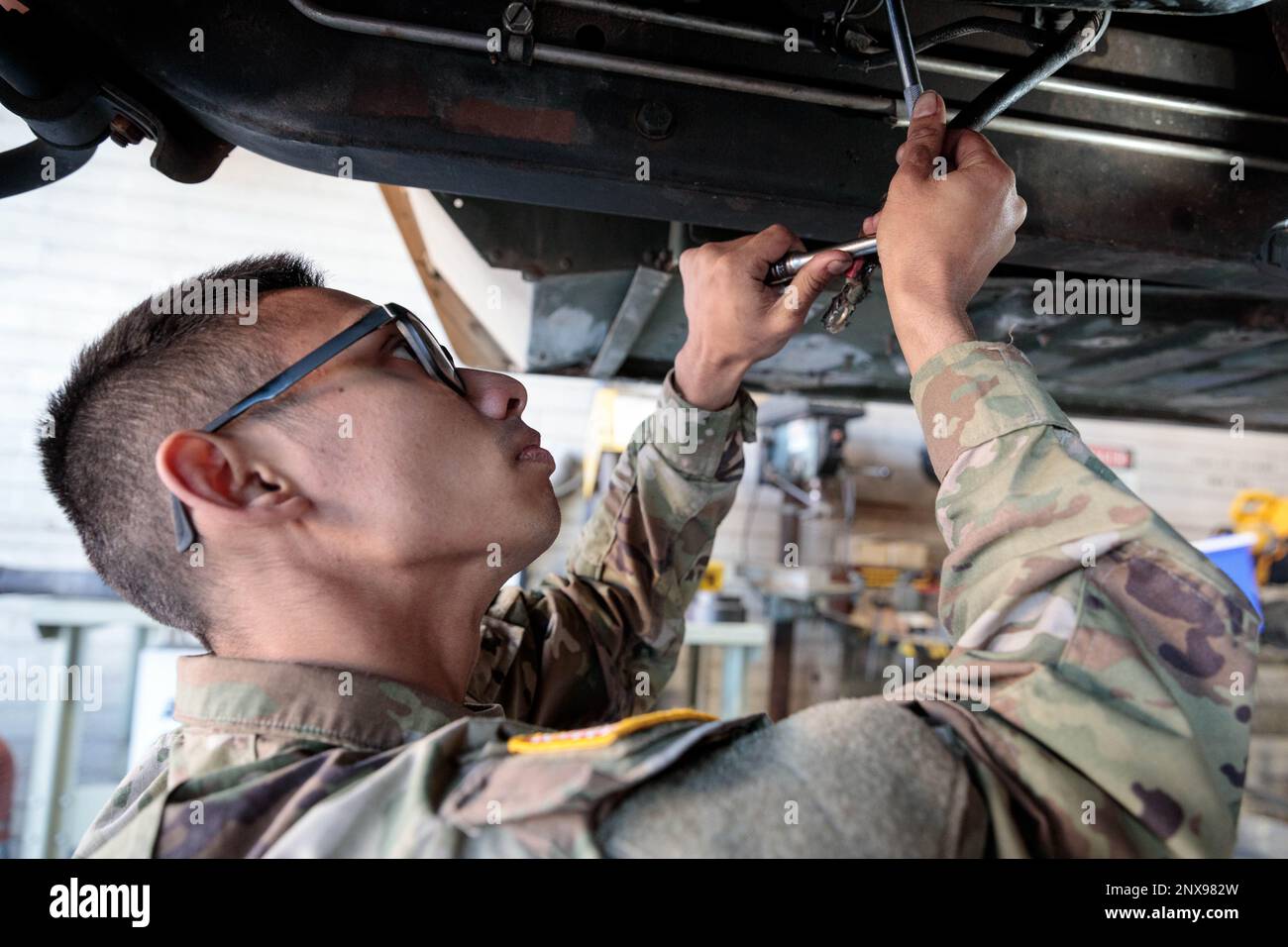 Terrance Aye, mécanicien de véhicules à roues de la compagnie médicale 996th (MCAS), retire le lanceur du M-1097 Humvee dans l'atelier d'entretien sur le terrain 7 pendant le week-end de forage, le 5 février 2023, à la réserve militaire de Papago Park (PPMR) à Phoenix. Le SPC Aye, étudiant à l'Université d'État de l'Arizona, fait partie d'une section de mécaniciens du peloton du siège qui entretient et entretient les 996th véhicules MCAS (photo de la Garde nationale de l'Armée de l'Arizona par le Sgt Brian A. Barbour) Banque D'Images