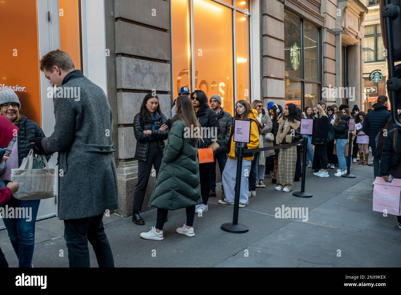 Les générations Z et X attendent d'entrer dans le magasin de briques et de mortier le plus brillant de Soho à New York samedi, 18 février 2023. La société de cosmétiques directe au consommateur, vieille de neuf ans, est désormais disponible dans tous les sites de SephoraÕs ainsi que dans ce nouvel emplacement de brique et de mortier expérimental et convivial pour les selfies. (© Richard B. Levine) Banque D'Images