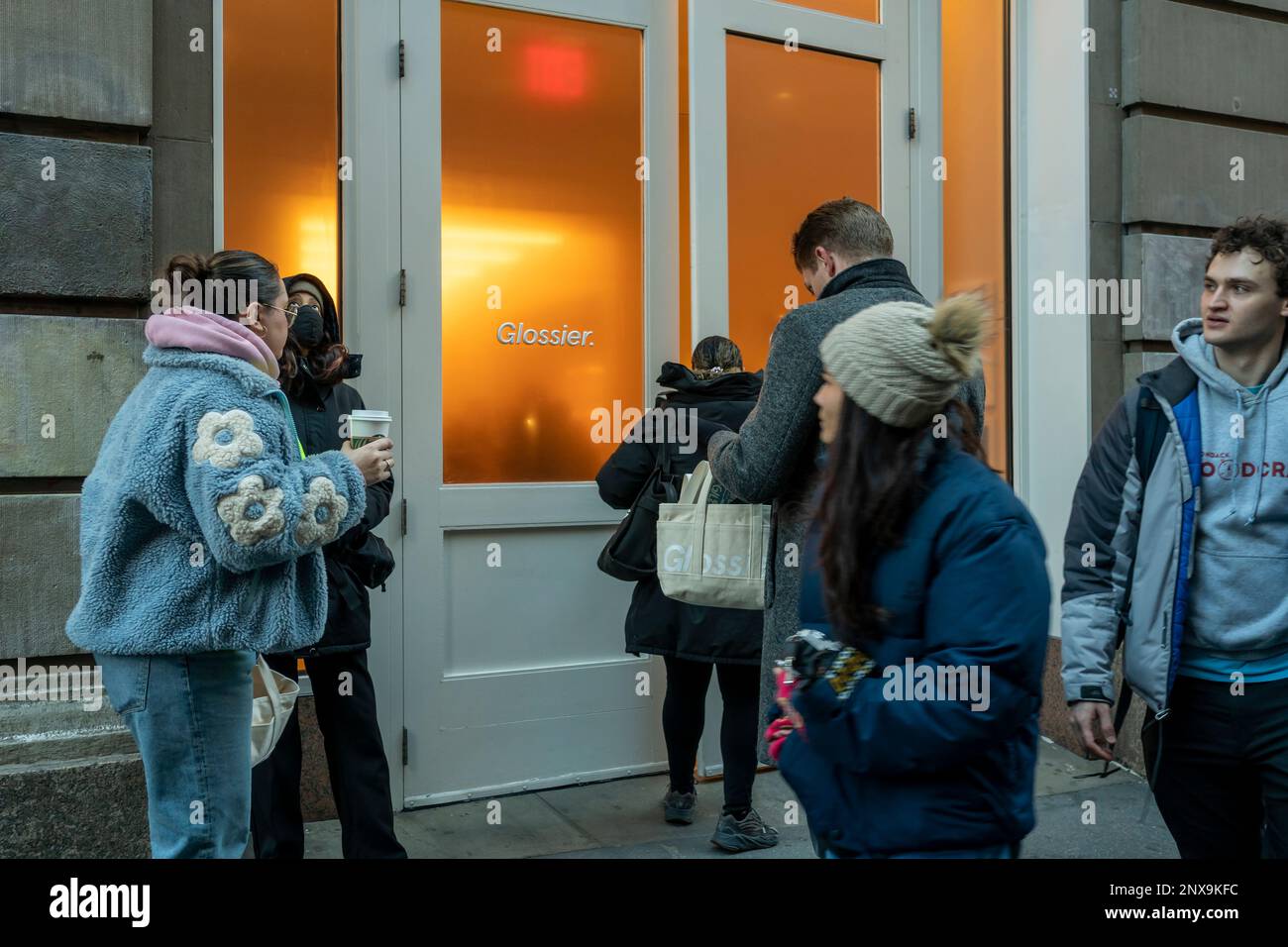 Gen Z et Gen X centrent le magasin de briques et de mortier le plus brillant de Soho à New York samedi, 18 février 2023. La société de cosmétiques directe au consommateur, vieille de neuf ans, est désormais disponible dans tous les sites de SephoraÕs ainsi que dans ce nouvel emplacement de brique et de mortier expérimental et convivial pour les selfies. (© Richard B. Levine) Banque D'Images
