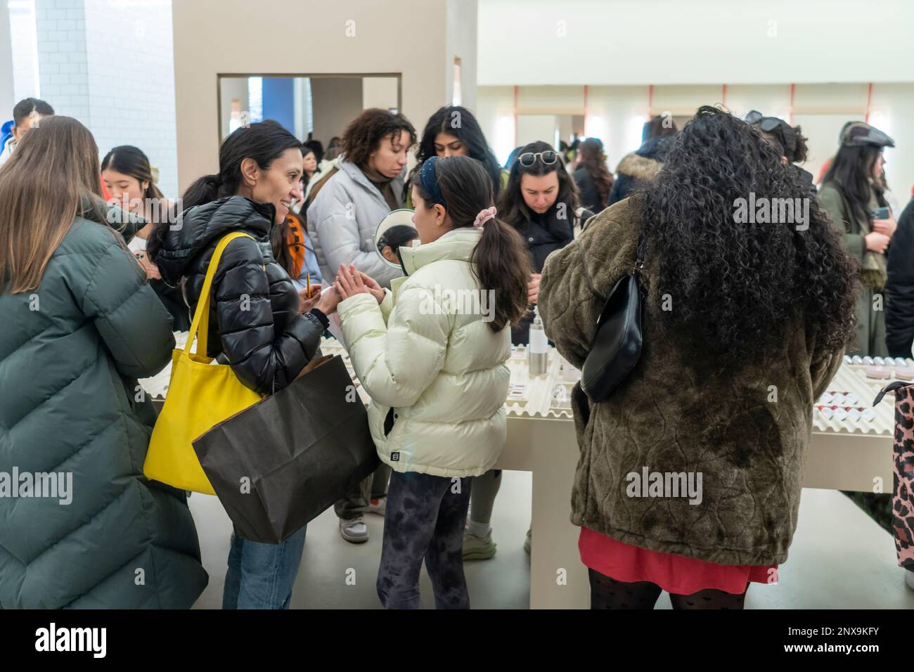 Les générations Z et X convergent vers le magasin de briques et de mortier le plus brillant de Soho, à New York, samedi, 18 février 2023. La société de cosmétiques directe au consommateur, vieille de neuf ans, est désormais disponible dans tous les sites de SephoraÕs ainsi que dans ce nouvel emplacement de brique et de mortier expérimental et convivial pour les selfies. (© Richard B. Levine) Banque D'Images