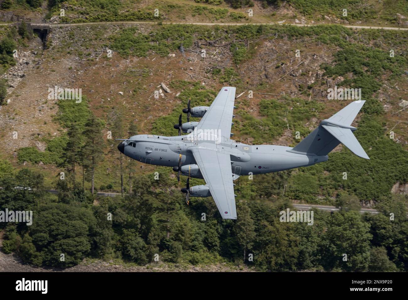 An A400M de la Royal Air Force. Vu ici lors de l'entraînement de vol à basse altitude dans le Lake District (Low Fly Area 17), Cumbria, Royaume-Uni Banque D'Images
