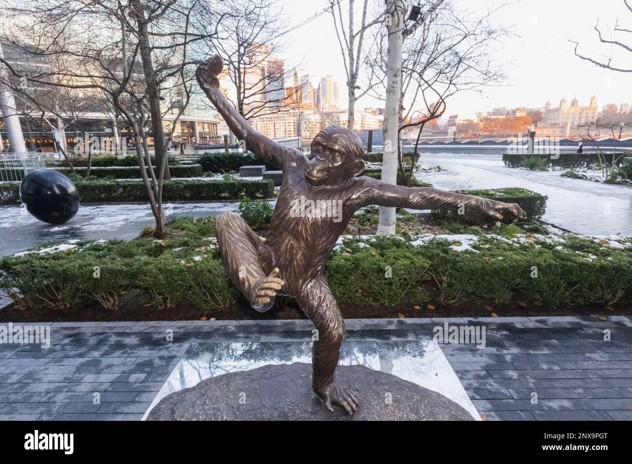 Angleterre, Londres, Southwark, More London place, Statue de la chimpanzé dansant de Gillie et Marc Banque D'Images