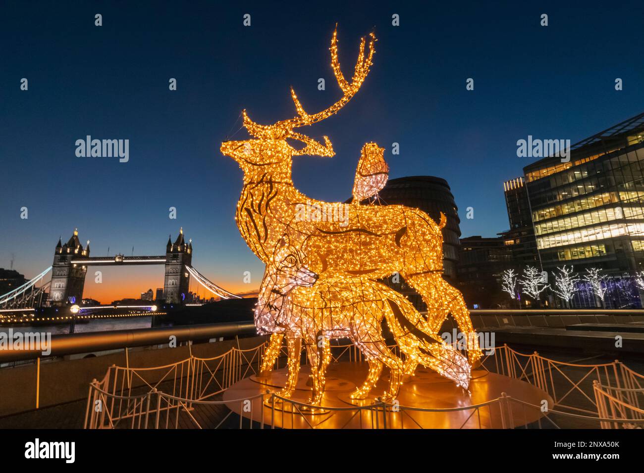 Angleterre, Londres, Southwark, More London place, décorations de Noël représentant le renne et le renard Banque D'Images