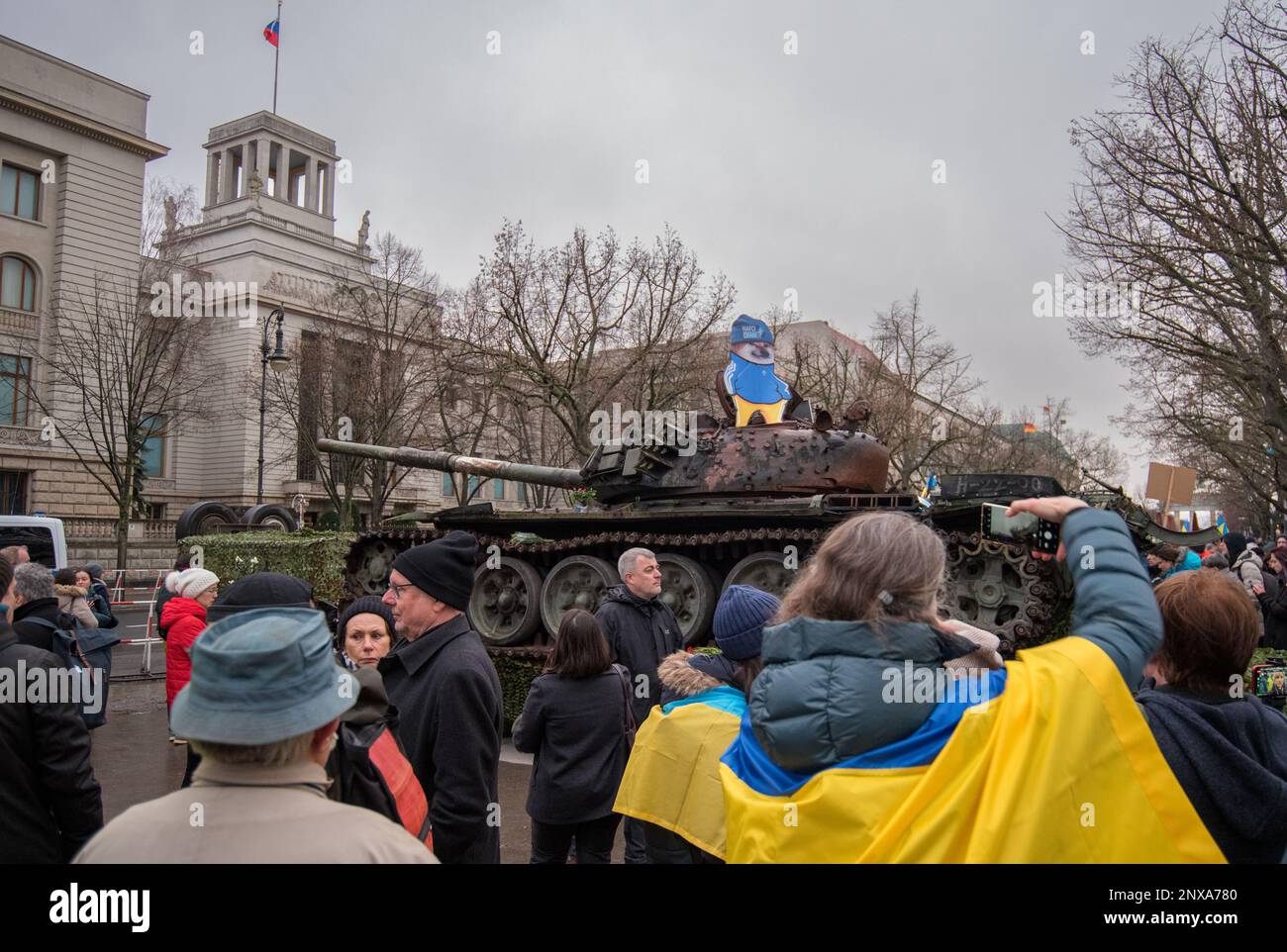 Manifestation Pro Ukraine à Berlin avec char russe détruit le premier anniversaire de l'invasion russe de l'Ukraine Banque D'Images