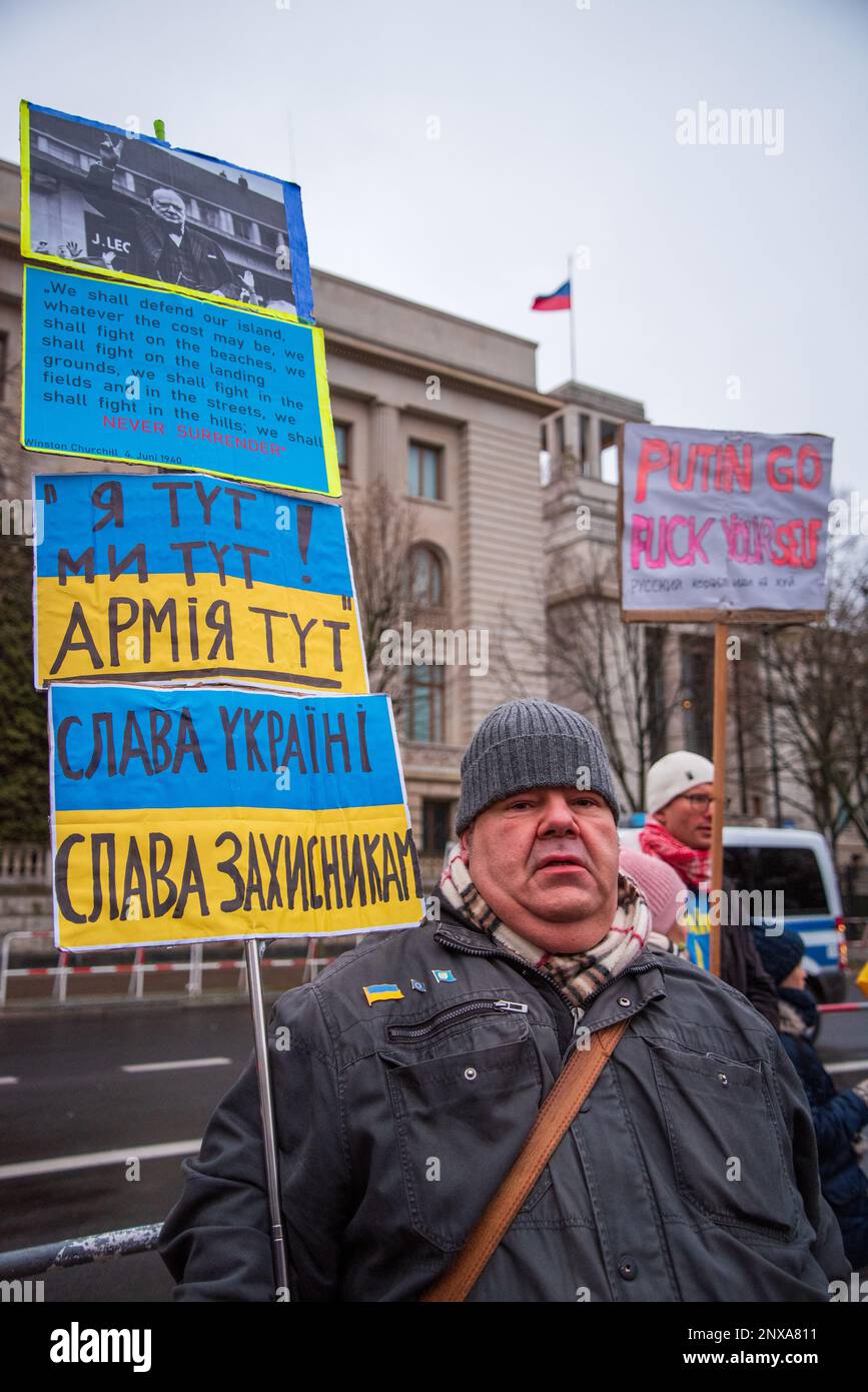 Manifestation Pro Ukraine à Berlin avec char russe détruit le premier anniversaire de l'invasion russe de l'Ukraine Banque D'Images