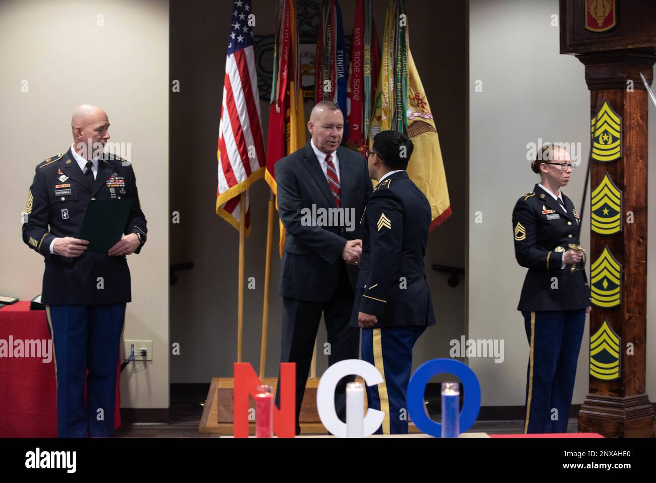 Le Sgt Gilberto L. Gueits, 3rd Bataillon, 27th Régiment d'artillerie de campagne, se serre la main avec le CSM (retraité) Frank Luedtke lors de la cérémonie d'induction de l'ONC de la Brigade d'artillerie de campagne 18th le 10 janvier 2023, à l'Académie de l'ONC à ft. Bragg, N.F. La cérémonie d'induction célèbre les NCO nouvellement promus qui rejoignent le corps. Banque D'Images