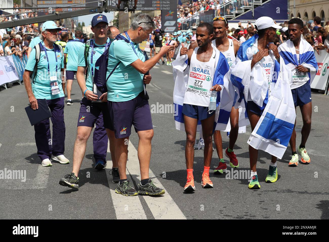 L'équipe d'Israël avec des responsables des tests de drogue au Marathon du Championnat européen d'athlétisme 2022 Banque D'Images