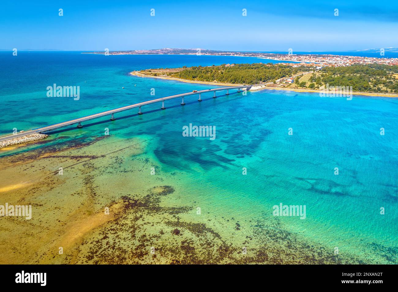 Pont de l'île de Vir et vue panoramique aérienne de l'archipel, région de Dalmatie en Croatie Banque D'Images