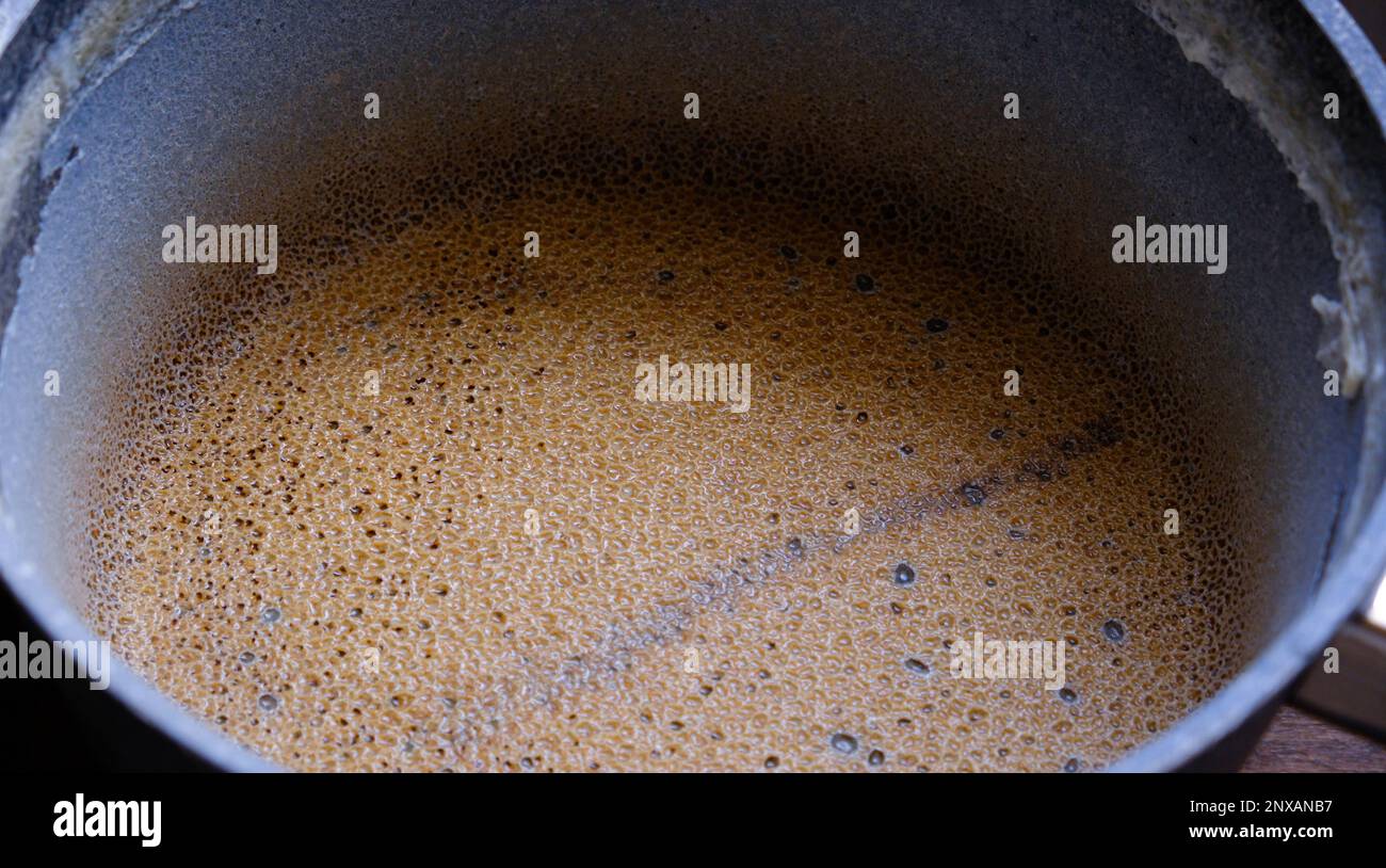 Videz la casserole brûlée sur fond de table en bois, le lait brûlé, la marmite inpropre ou la casserole brûlée à la cuisson Banque D'Images