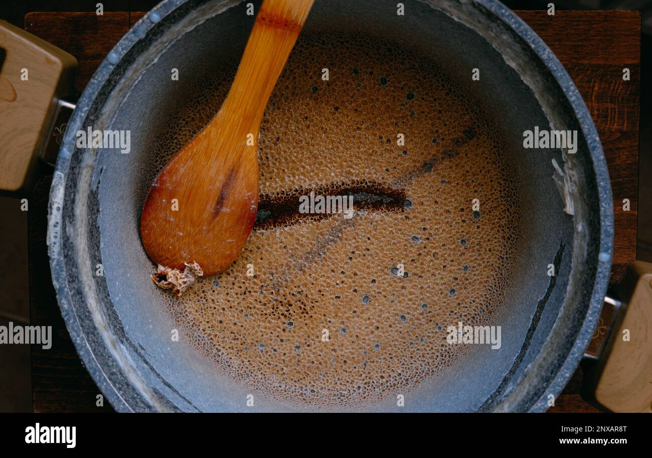 Videz la casserole brûlée sur fond de table en bois, le lait brûlé, la marmite inpropre ou la casserole brûlée à la cuisson Banque D'Images