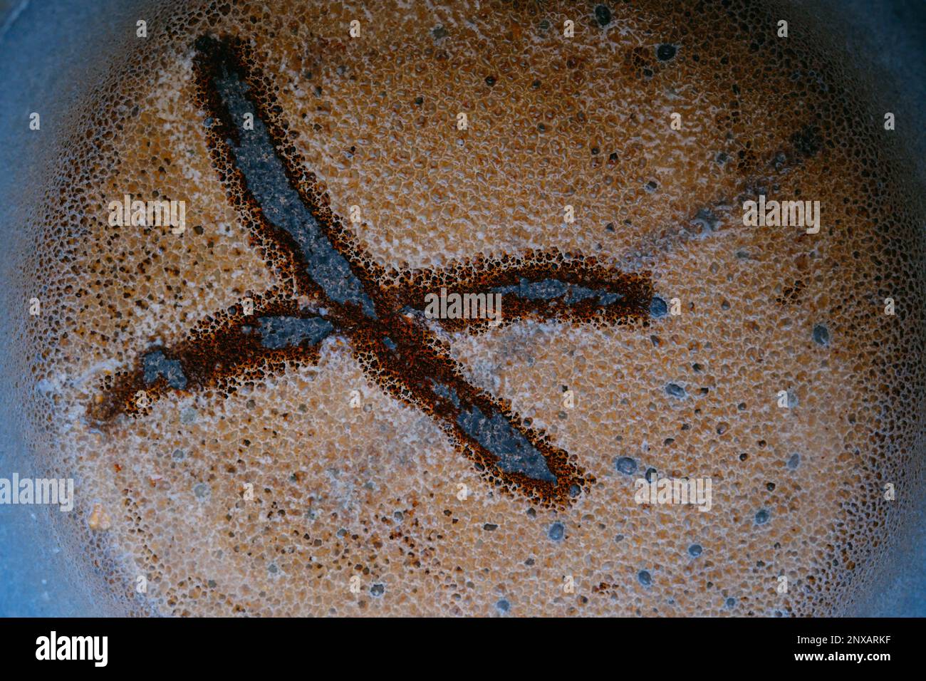 Videz la cuve brûlée avec X à la surface, le lait brûlé, la marmite sale ou la casserole brûlée à la cuisson Banque D'Images