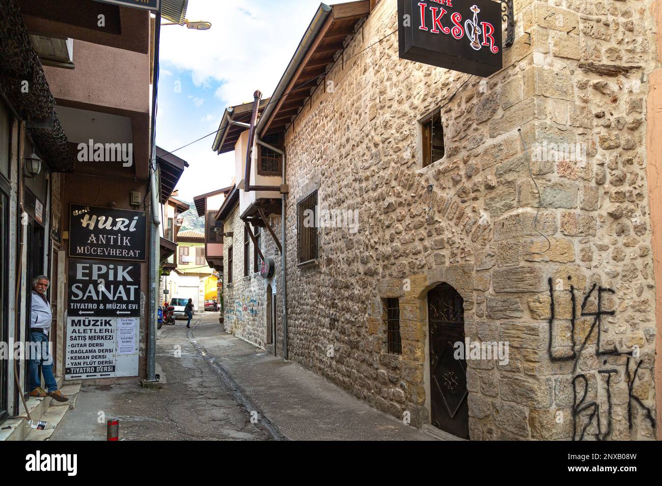 Une rue avec des boutiques historiques dans l'ancienne ville d'Antakya dans la ville turque de Hatay avant le grand tremblement de terre. Banque D'Images