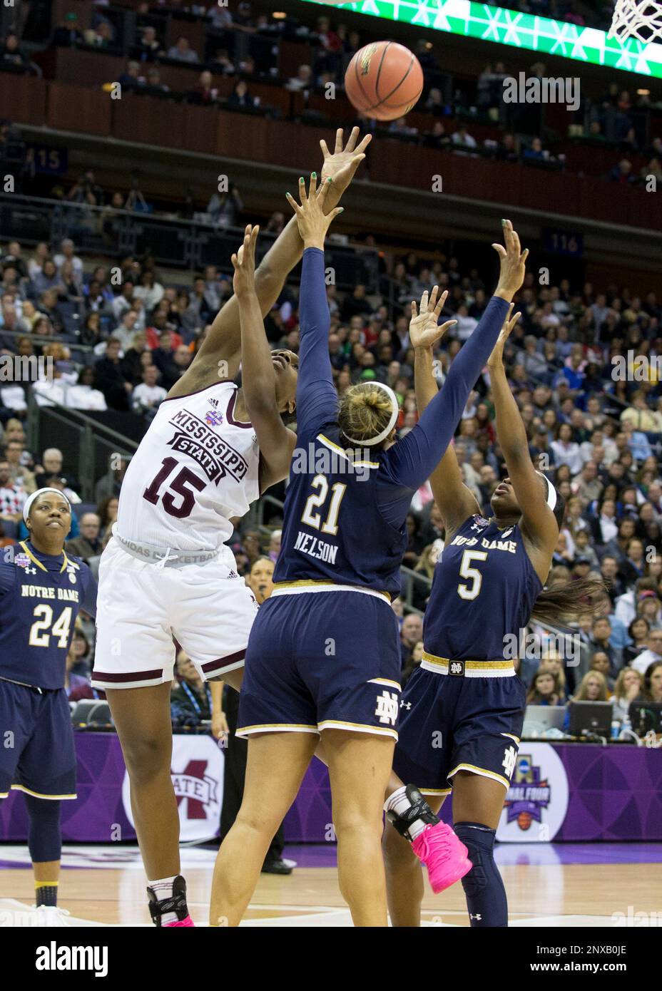 COLUMBUS, OH - APRIL 01: Teaira McCowan #15 of the Mississippi State Lady Bulldogs shoot a lay up over Kristina Nelson #21 of the Notre Dame Fighting Irish and Jackie Young #5 of the Notre Dame Fighting Irish during the National Championship game between the Mississippi State Lady Bulldogs and the Notre Dame Fighting Irish on April 1, 2018 at Nationwide Arena. Notre Dame Fighting Irish won 61-58. (Photo by Jason Mowry/Icon Sportswire) (Icon Sportswire via AP Images) Banque D'Images