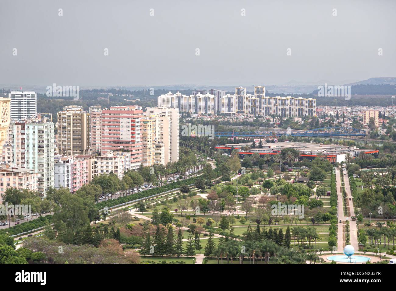 Vue aérienne du parc central et de la ville d'Adana, Turquie. Banque D'Images