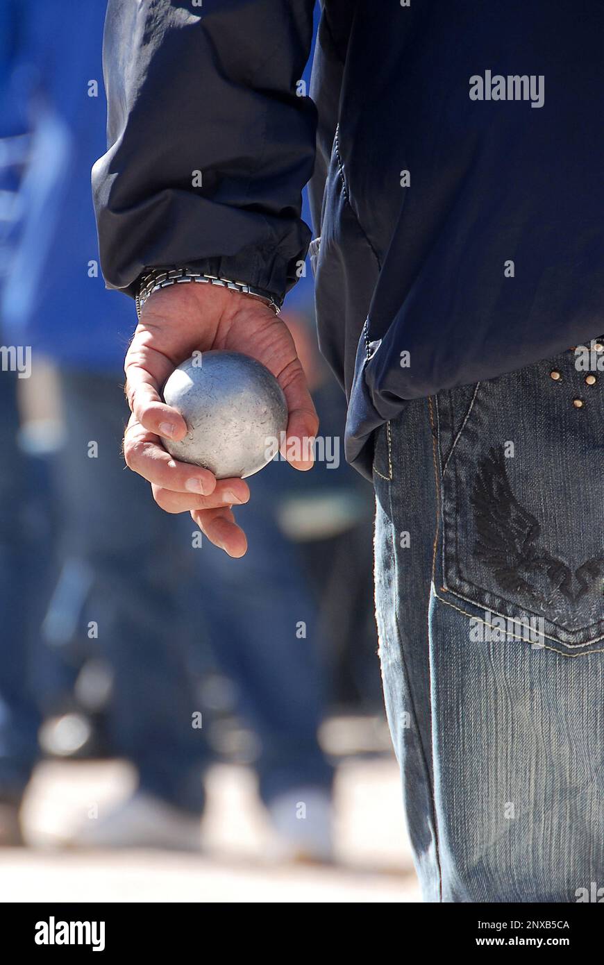 Boule à la main d'un joueur de pétanque. Sport dans le sud de la France, gros plan Banque D'Images