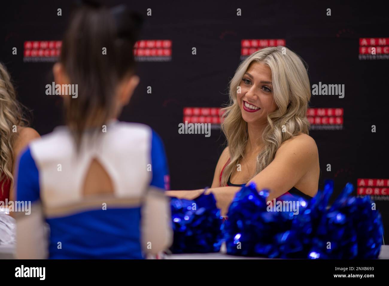 Julia DelSangro, une meneuse avec les Indianapolis Colts, signe des cartes pour les enfants de la Marine corps Air Station Iwakuni pendant la Pro Blitz Cheer Clinic sur MCAS Iwakuni, Japon, 12 février 2023. La tournée Blitz Pro de divertissement des Forces armées permet aux membres du service déployés à l'avance et à leurs familles de rencontrer les meneurs et les joueurs de la Ligue nationale de football. Banque D'Images