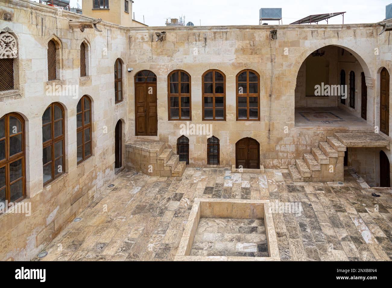 Vue sur la cour d'une maison traditionnelle de Kilis, Turquie. Historique Mahmut Islam Bey Mansion, construit avec des pierres coupées et du bois. Kilis, Turquie. Banque D'Images