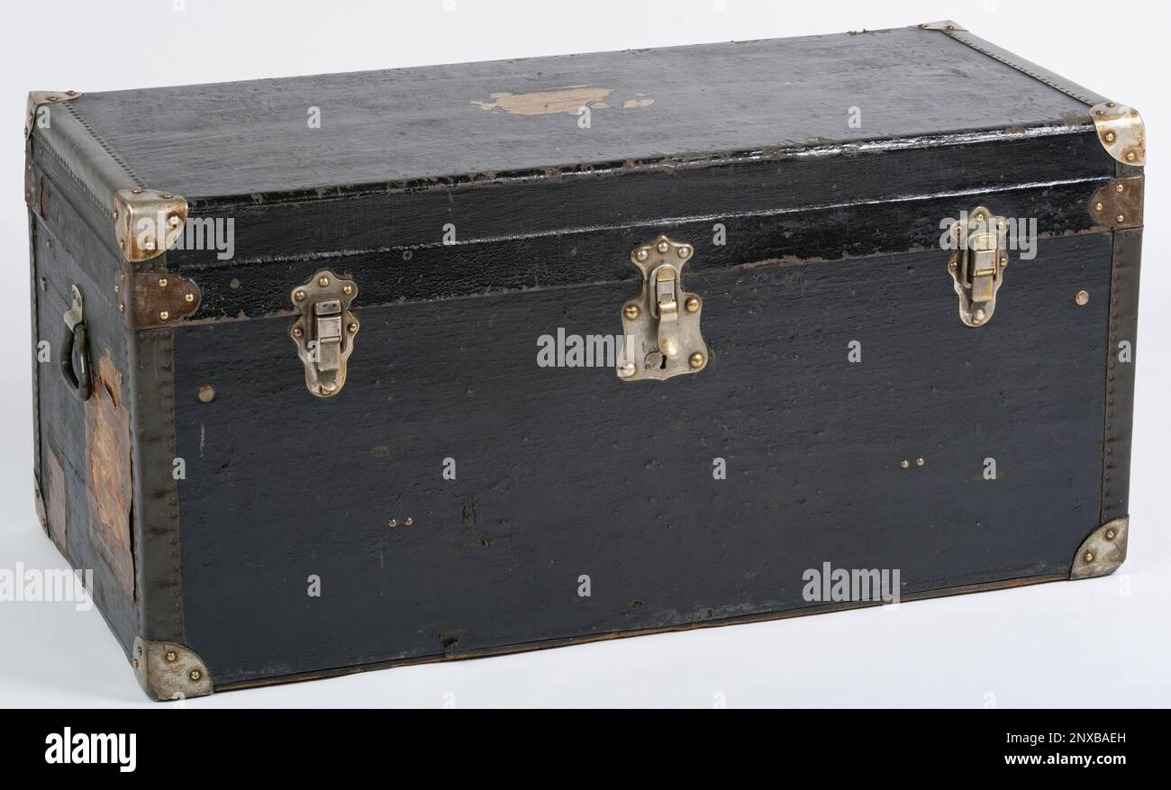 Un coffre en bois à l'ancienne. Un coffre noir avec des coins renforcés en métal et des bords en cuir. Banque D'Images