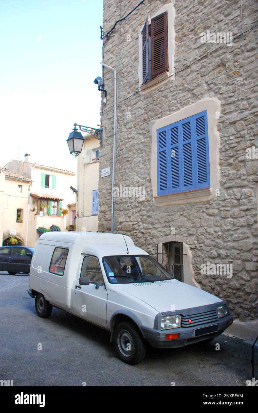 Citroën C15, voiture d'époque en Provence devant une façade pitoresque Banque D'Images