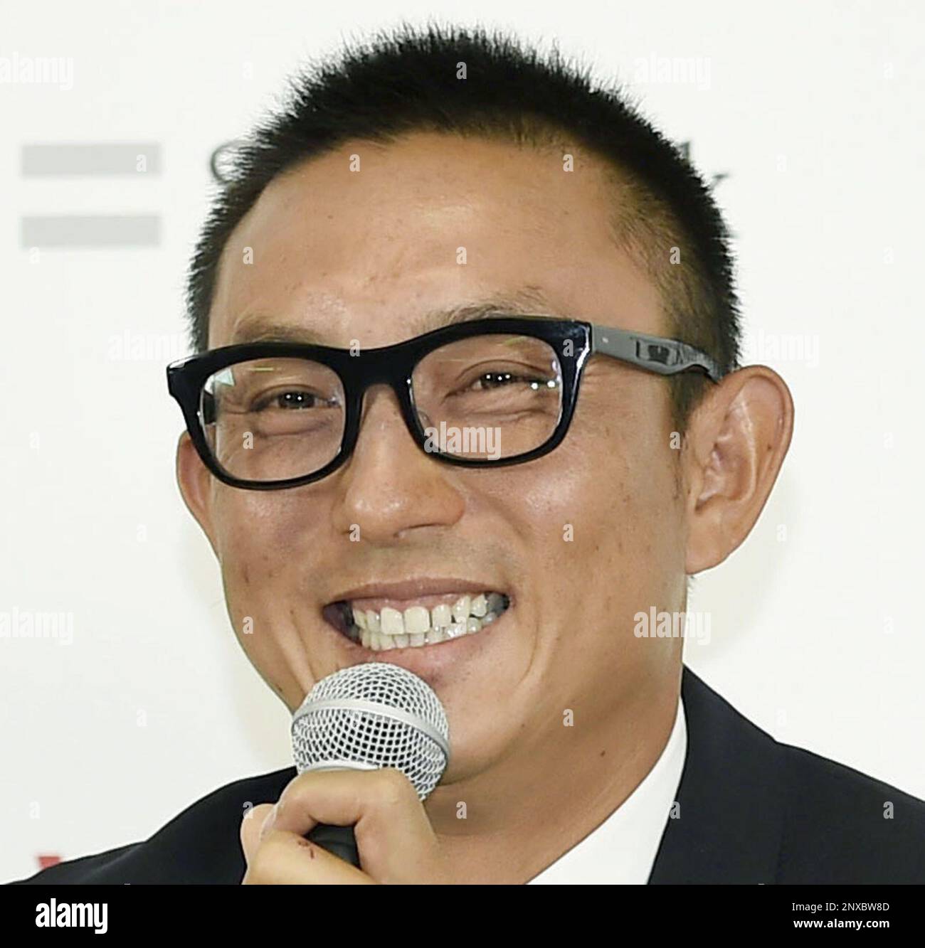 In this April 1, 2017, photo, Munenori Kawasaki, who was dropped from the Chicago Cubs, smiles during a press conference after joining SoftBank Hawks in Fukuoka, southwestern Japan. Former major league infielder Kawasaki is likely to retire after being released by the Japanese professional baseball club on Monday, March 26, 2018. In a statement released by the Hawks, the 36-year-old infielder said a series of injuries has prevented him from being the player he wanted to be. (Kyodo News via AP) Banque D'Images