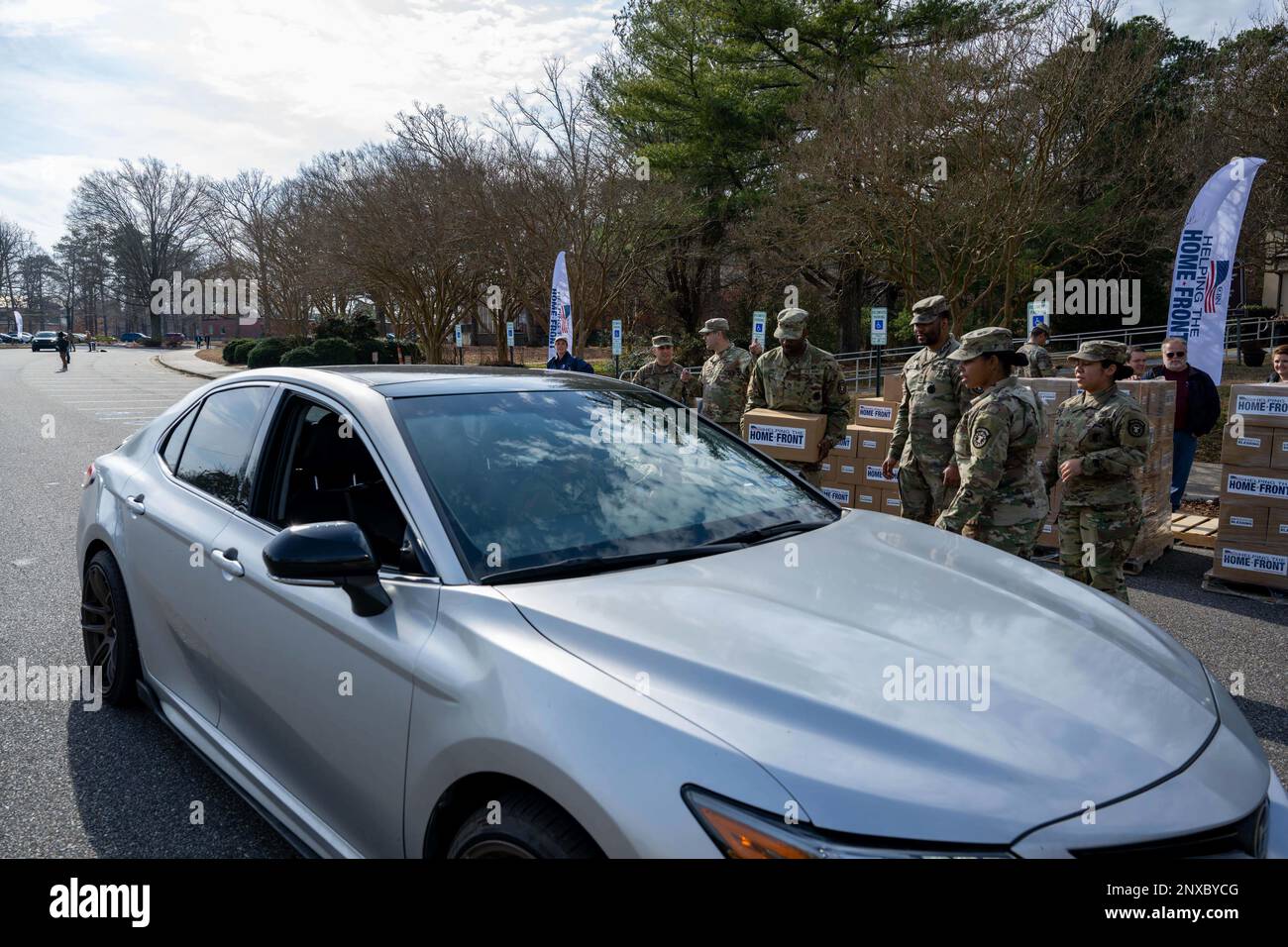 Les soldats de la Brigade de l'aviation de 128th travaillent avec le YMCA des routes de Hampton et de l'opération Bénédiction pour distribuer des aliments aux membres des Forces armées et à leurs familles lors d'un événement du Service communautaire de l'Armée de terre à fort Eustis, en Virginie, au 19 janvier 2022. Banque D'Images