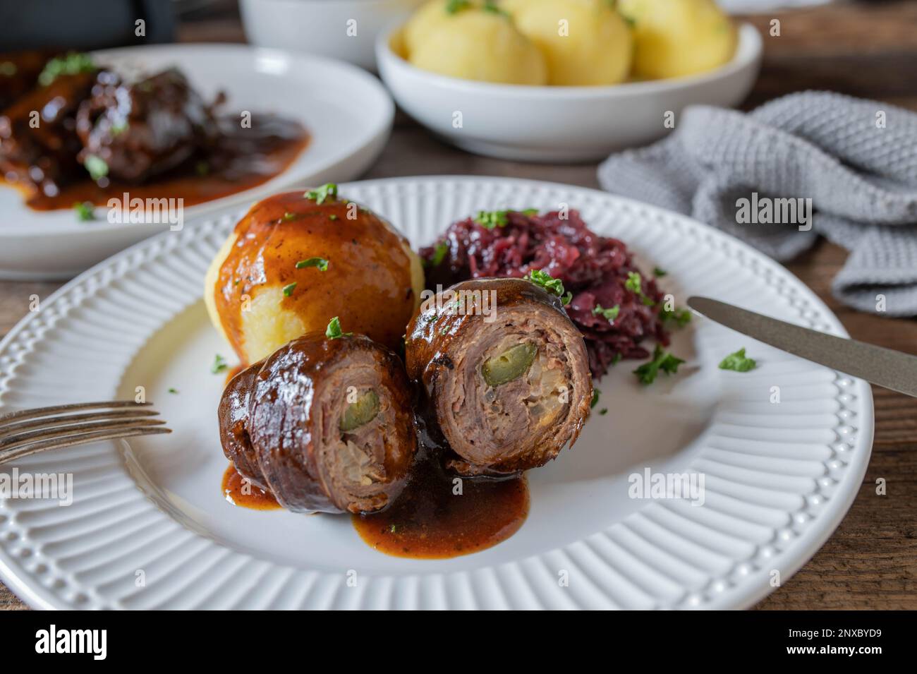Roulades de bœuf avec sauce, boulettes de chou rouge et de pommes de terre sur une assiette. Traditionnel allemand dimanche ou repas de vacances Banque D'Images