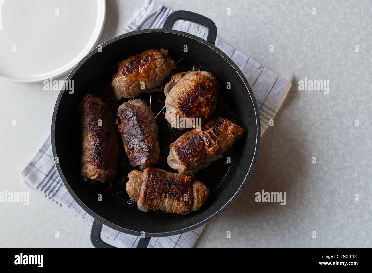 Roulés de bœuf frits dans un plat à rôtir. Cuisson, préparation, préparation. Fait partie d'une série Banque D'Images