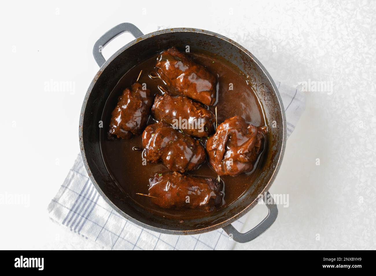 Roules de bœuf allemand avec sauce brune ou sauce fraîche et cuite maison dans une rôtissoire. Préparation, cuisson, fabrication. Fait partie d'une série Banque D'Images