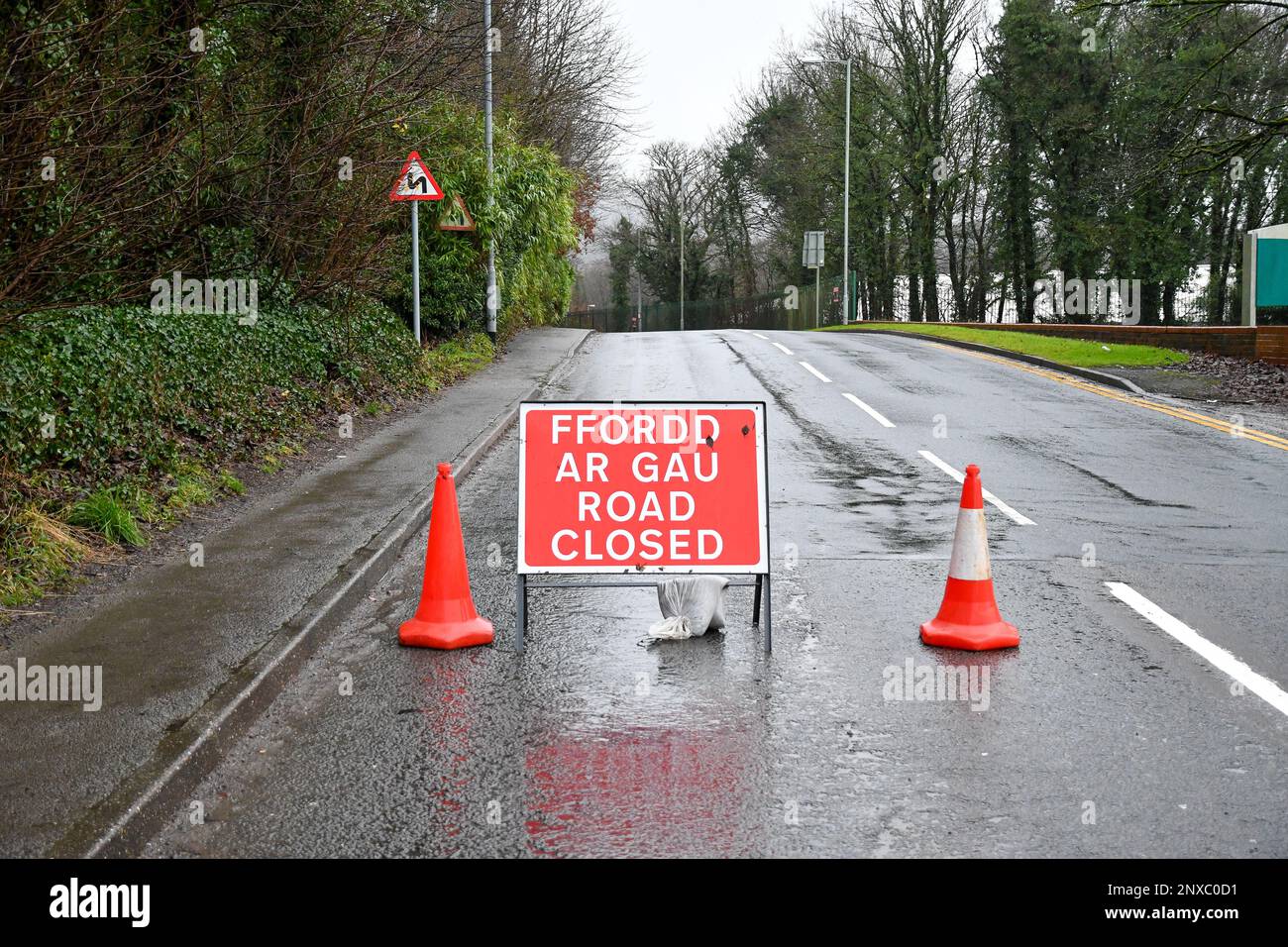 Swansea, pays de Galles. 20 janvier 2021. La route a fermé des panneaux et des cônes de signalisation sur la route Ynyspenllwch B4291 à Clydach en raison d'inondations après que Storm Christoph a apporté de fortes précipitations dans la vallée de Swansea au pays de Galles, au Royaume-Uni, le 20 janvier 2021. Crédit : Duncan Thomas/Majestic Media/Alay Live News. Banque D'Images