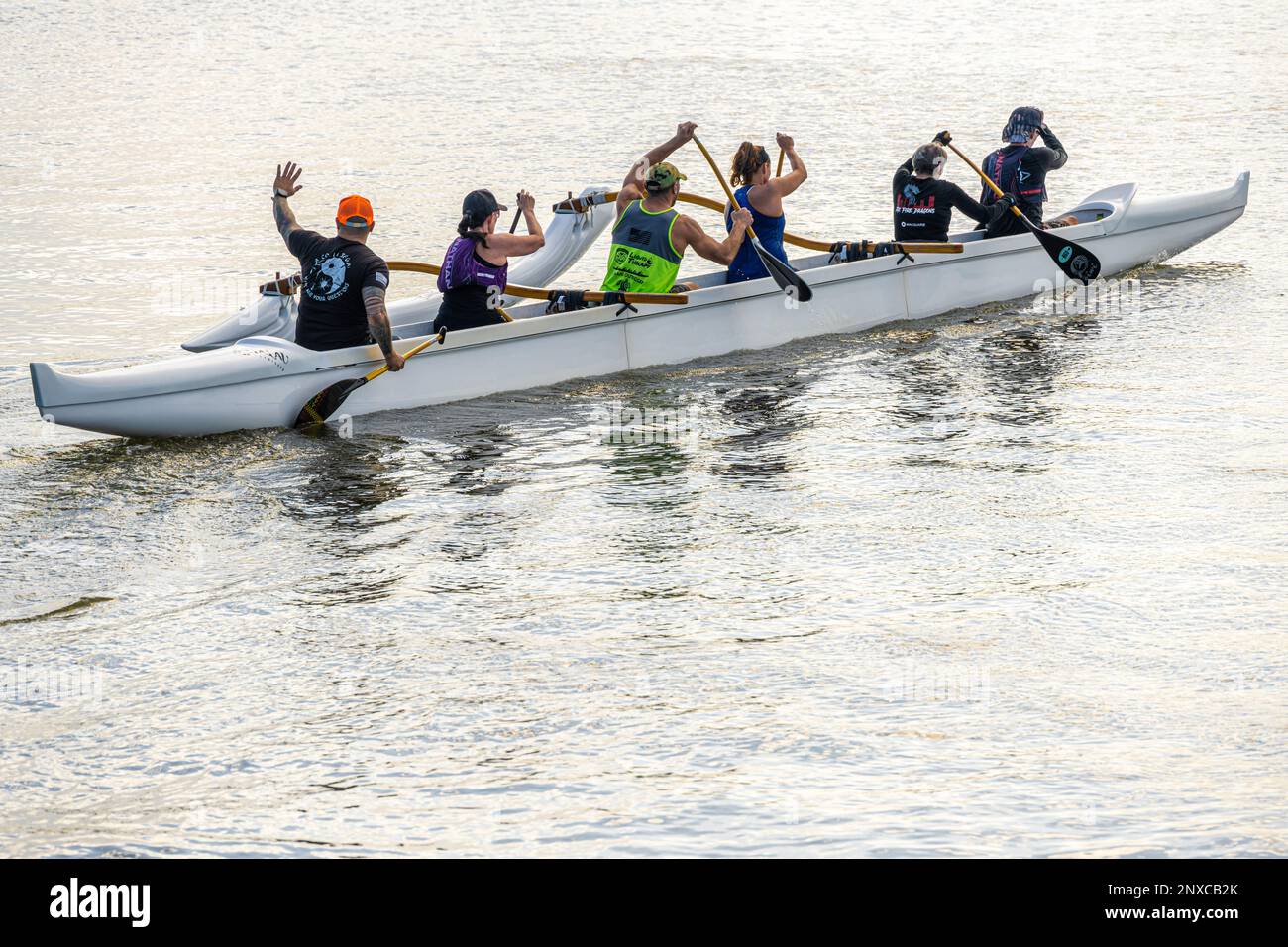 Les pagayeurs du Lokahi Outrigger Canoe Club sur la rivière Tolomato (Intracoastal Waterway) à St. Augustine, Floride. (ÉTATS-UNIS) Banque D'Images