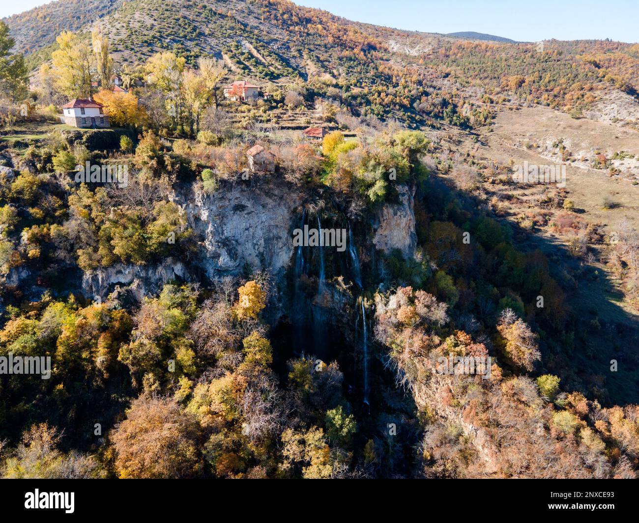 Vue aérienne en automne de la cascade Polska Skakavitsa à la montagne Zemen, région de Kyustendil, Bulgarie Banque D'Images