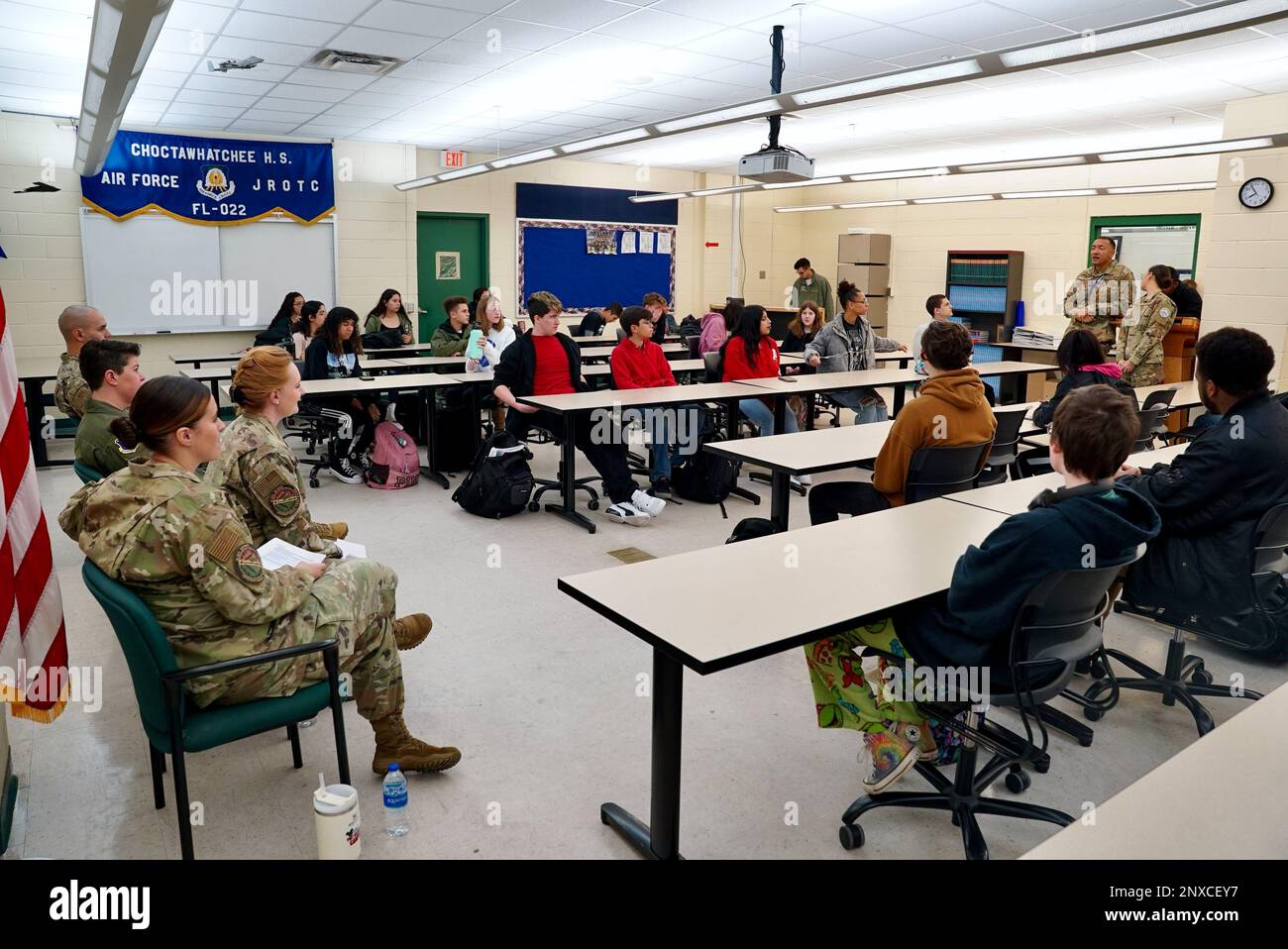Des aviateurs de la 53d e Escadre et de la 350th e Escadre Spectrum Warfare discutent avec des élèves de l'unité JRTOC à la Choctawhatchee Senior HighSchool de fort Walton Beach, en Floride, le 26 janvier 2023. Les aviateurs ont eu l'occasion de parler de leur carrière à plus de 140 étudiants et de répondre aux questions que les étudiants avaient sur la Force aérienne. Banque D'Images