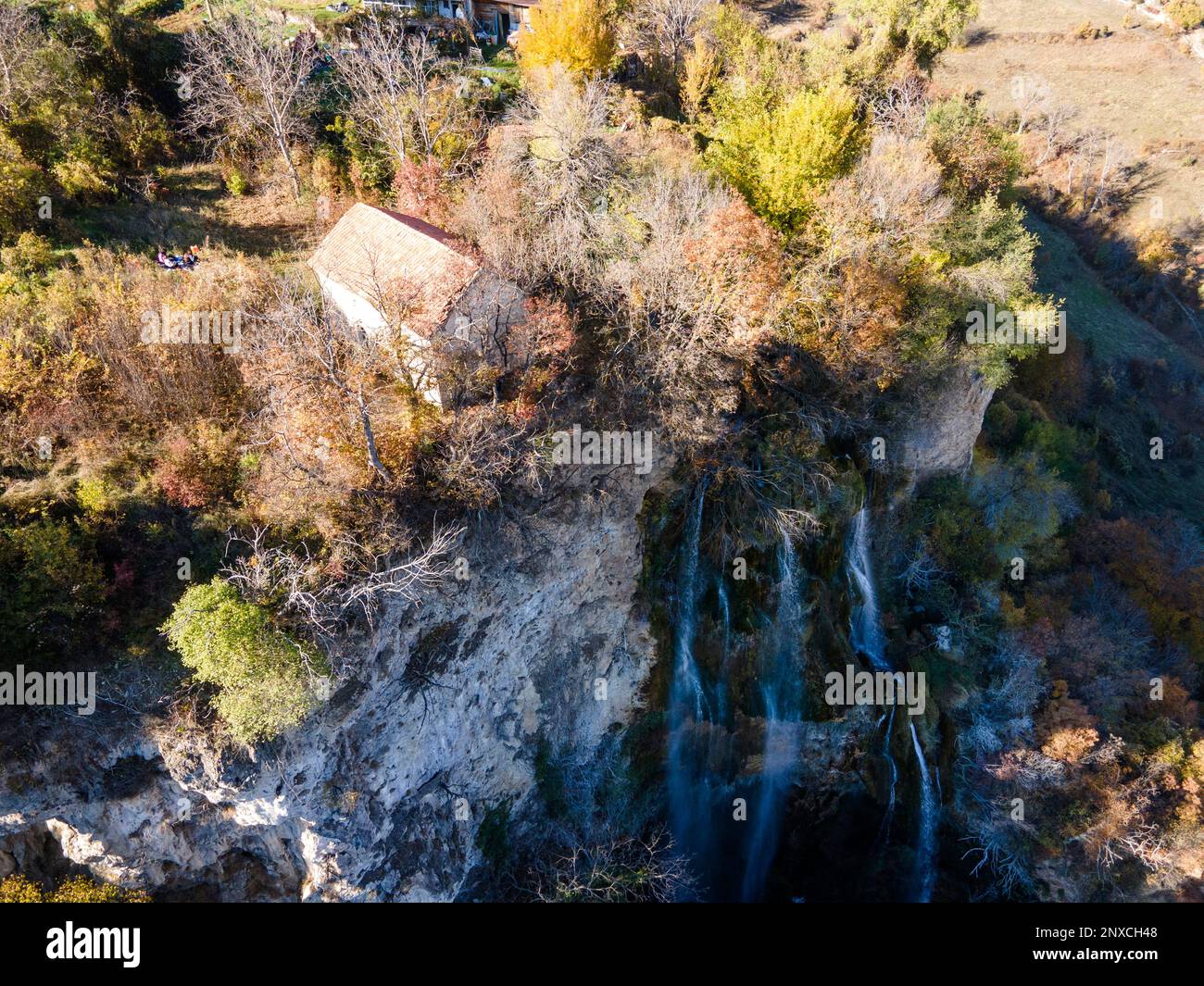 Vue aérienne en automne de la cascade Polska Skakavitsa à la montagne Zemen, région de Kyustendil, Bulgarie Banque D'Images