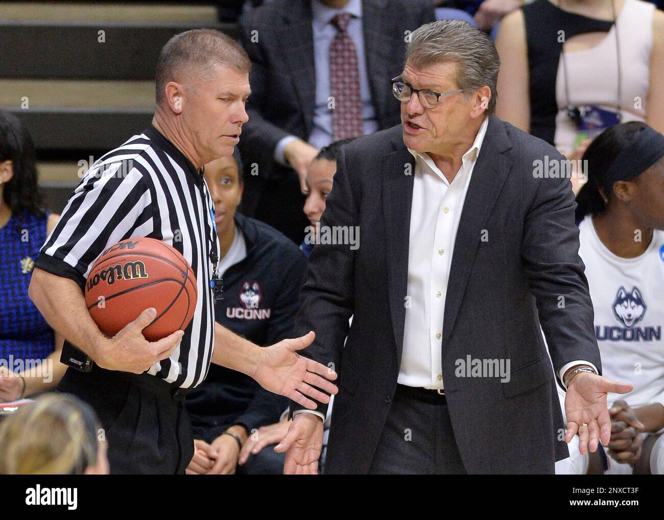 STORRS, CT - MARCH 19: UConn Huskies Head Coach Gino Auriemma discusses a call with the referee during the game as the Quinnipiac Bobcats take on the UConn Huskies in the Second Round of the NCAA Division I Women's Championship on March 19, 2018 at the Gampel Pavillion in Storrs, Connecticut. (Photo by Williams Paul/Icon Sportswire) (Icon Sportswire via AP Images) Banque D'Images