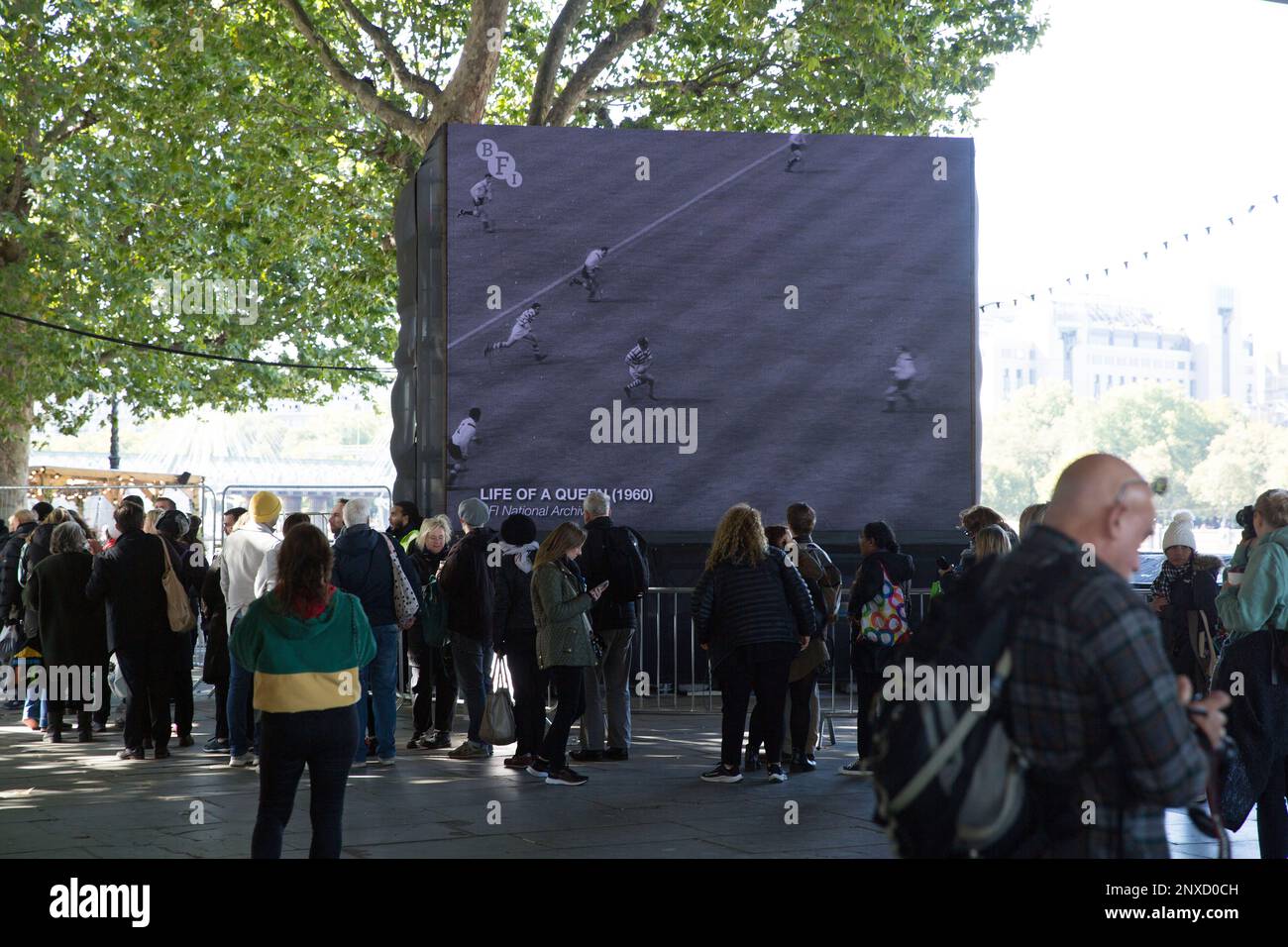Les gens font la queue et attendent que le mensonge dans l'état de payer leurs respects à feu la reine Elizabeth II dans le centre de Londres, avant ses funérailles. Banque D'Images