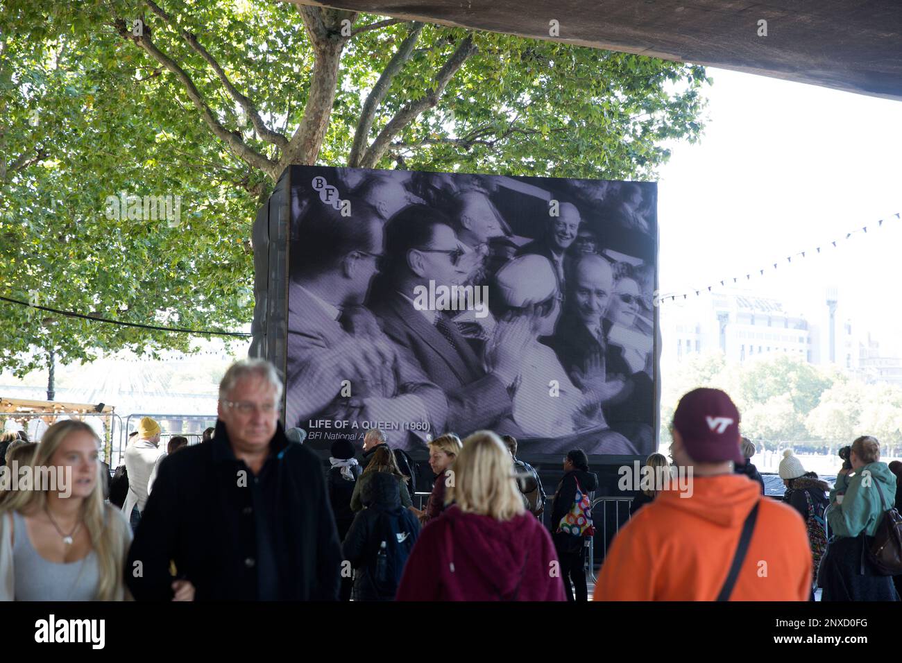 Les gens font la queue et attendent que le mensonge dans l'état de payer leurs respects à feu la reine Elizabeth II dans le centre de Londres, avant ses funérailles. Banque D'Images