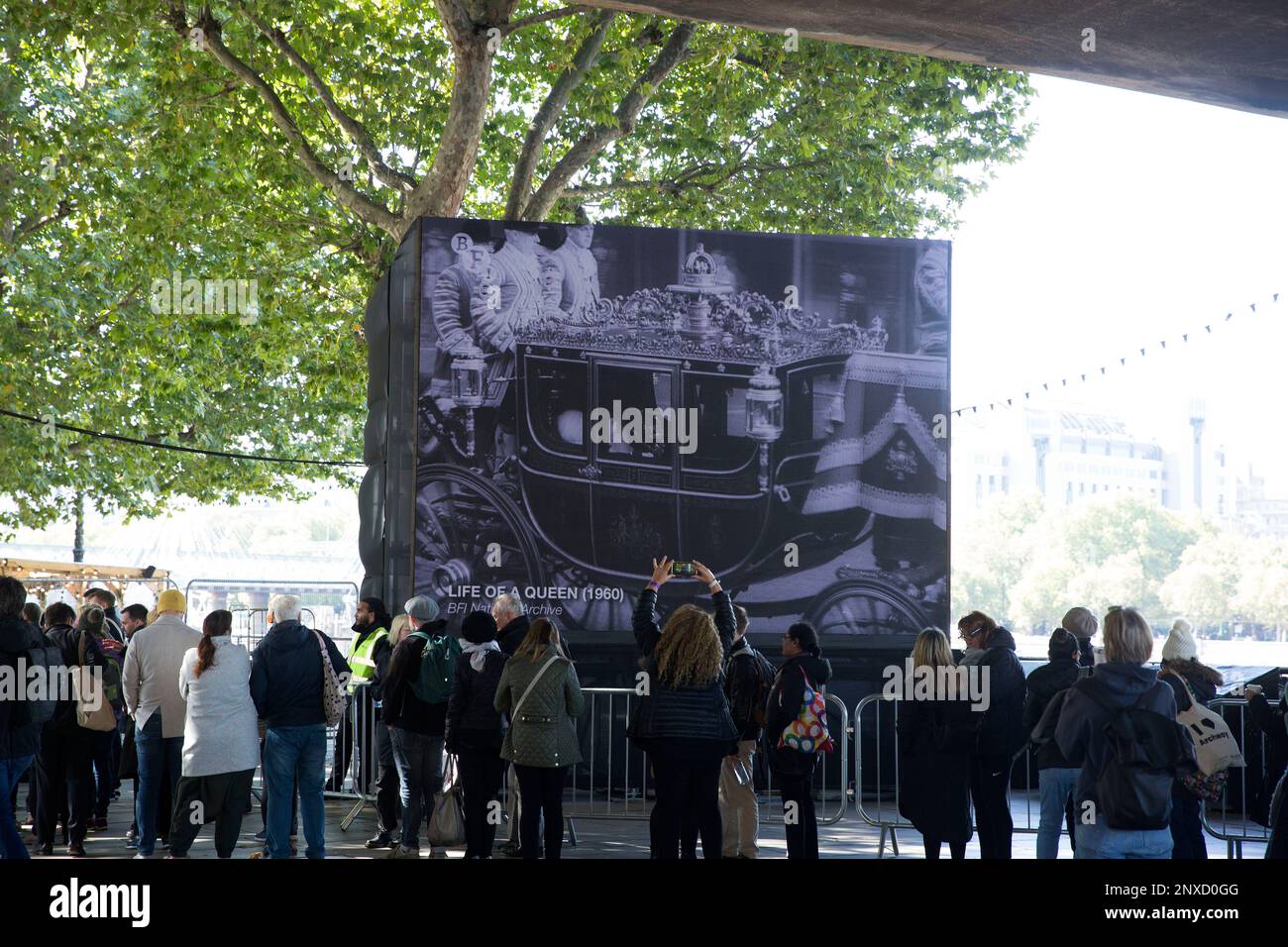 Les gens font la queue et attendent que le mensonge dans l'état de payer leurs respects à feu la reine Elizabeth II dans le centre de Londres, avant ses funérailles. Banque D'Images
