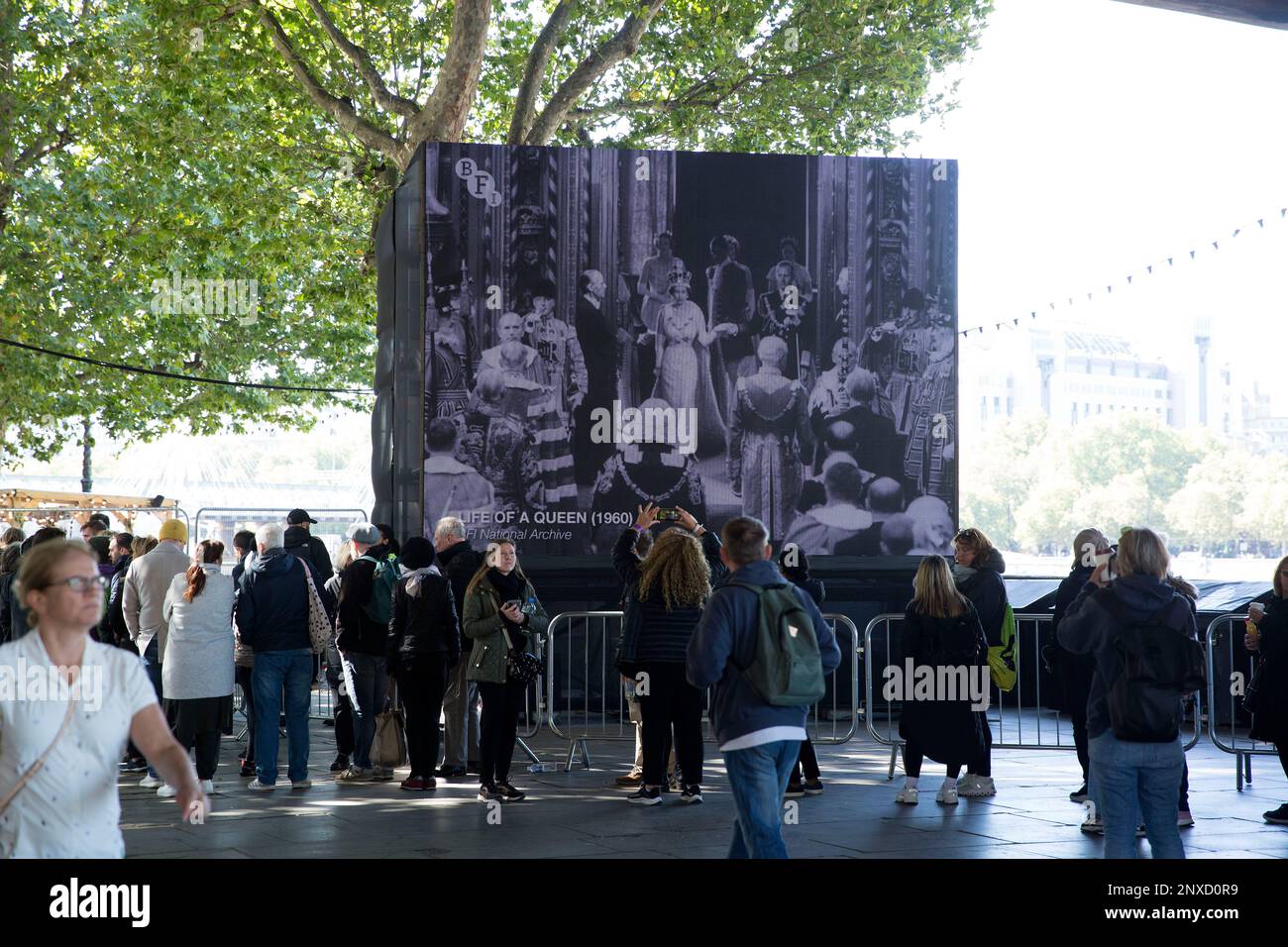 Les gens font la queue et attendent que le mensonge dans l'état de payer leurs respects à feu la reine Elizabeth II dans le centre de Londres, avant ses funérailles. Banque D'Images
