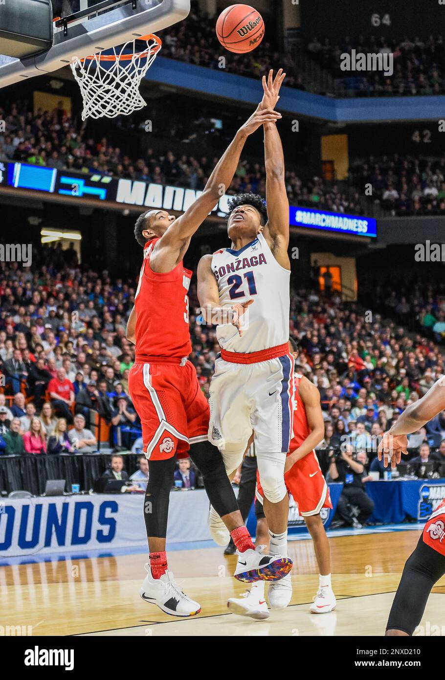 BOISE, ID - MARCH 17: F Rui Hachimura (21) of the Gonzaga Bulldogs shoots over G C.J. Jackson (3) at Ohio State Buckeyes during the NCAA Division I Men's Championship Second Round basketball game between the Ohio State Buckeyes and the Gonzaga Bulldogs on March 17, 2018 at the Taco Bell Arena, Boise, Idaho. (Photo by Douglas Stringer/Icon Sportswire) (Icon Sportswire via AP Images) Banque D'Images