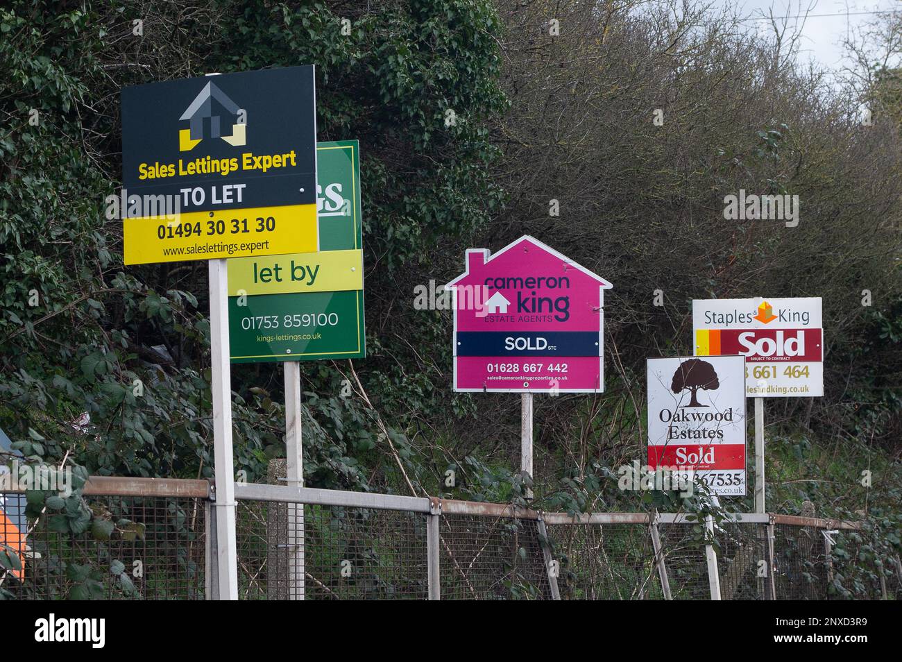 Slough, Berkshire, Royaume-Uni. 1st mars 2023. Une affiche vendue près d'un bloc d'appartements à Slough, Berkshire. L'indice national des prix des maisons de la société du bâtiment a rapporté que le prix des maisons a chuté de 1,1 % par rapport à l'année précédente en février. Bien que les propriétés soient encore vendues, certains vendeurs doivent réduire le prix de leurs maisons de 14 000 livres en moyenne. Crédit : Maureen McLean/Alay Live News Banque D'Images