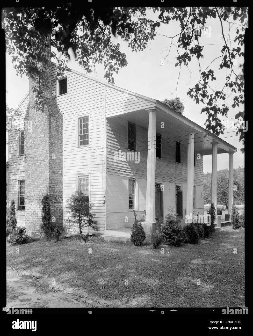 Pleasant Gardens, Catawba Valley, comté de McDowell, Caroline du Nord. Carnegie Etude de l'architecture du Sud. États-Unis, Caroline du Nord, McDowell County, Catawba Valley, Chimneys, Colonnes, maisons, porches, arbustes. Banque D'Images