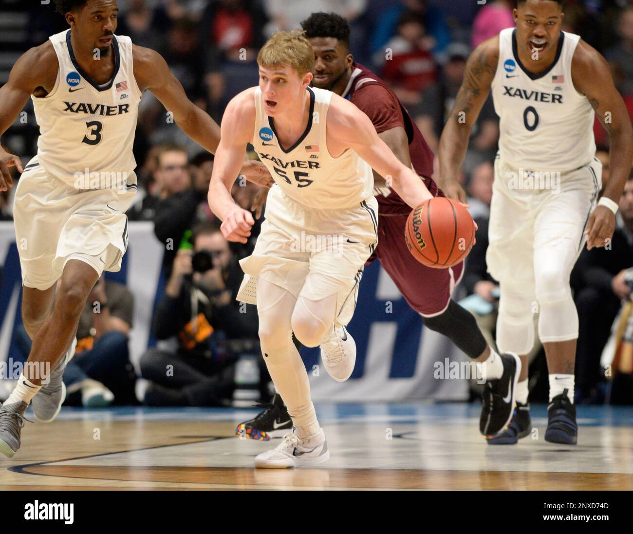 NASHVILLE, TN - MARCH 16: Xavier Musketeers guard J.P. Macura (55) pushes the ball up court against the Texas Southern Tigersduring the NCAA Division I Men's Championship First Round game between the Texas Southern Tigers and the Xavier Musketeers on March 16, 2018 at Bridgestone Arena in Nashville, Tennessee. (Photo by Steve Roberts/Icon Sportswire) (Icon Sportswire via AP Images) Banque D'Images