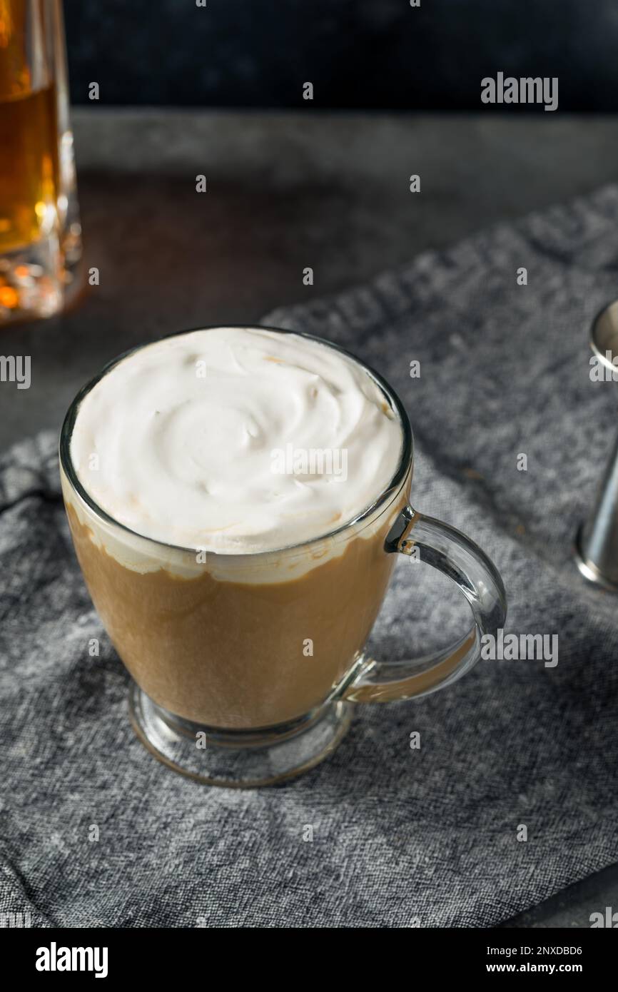 Cocktail de café irlandais rafraîchissant et crème fouettée Banque D'Images