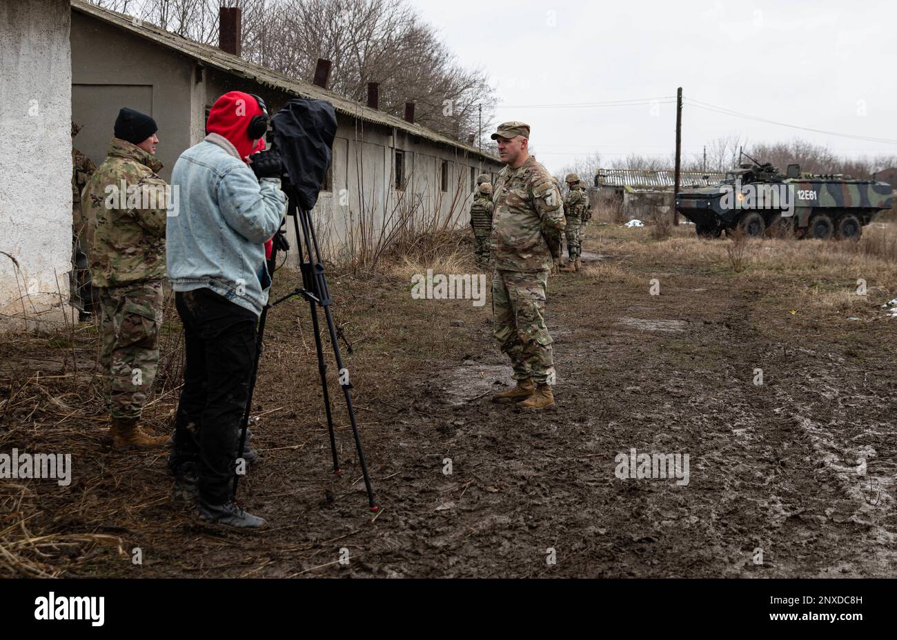 Le colonel Ed Matthaidess, commandant de l'équipe de combat de 2nd Brigade, 101st Airborne Division, conduit une entrevue avec Carla Babb de la voix de l'Amérique le 31 janvier 2023, en Roumanie. Notre engagement à défendre le territoire de l'OTAN est indéfectible et les États-Unis continueront de renforcer notre position pour mieux défendre nos alliés de l'OTAN. Banque D'Images