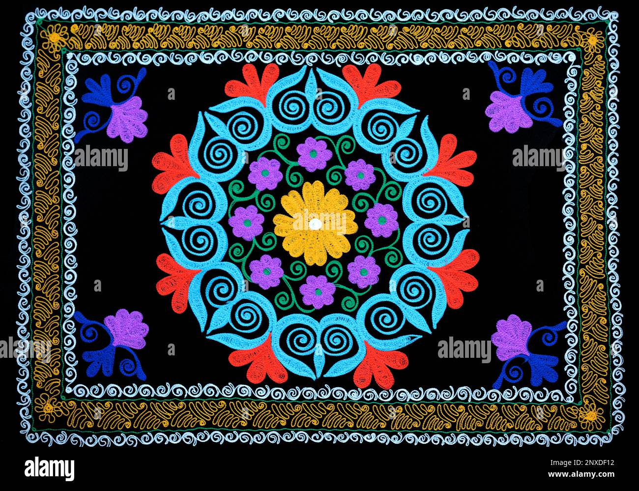 Suzani traditionnel kirghize coloré brodé, tapis fait main en laine Photo  Stock - Alamy