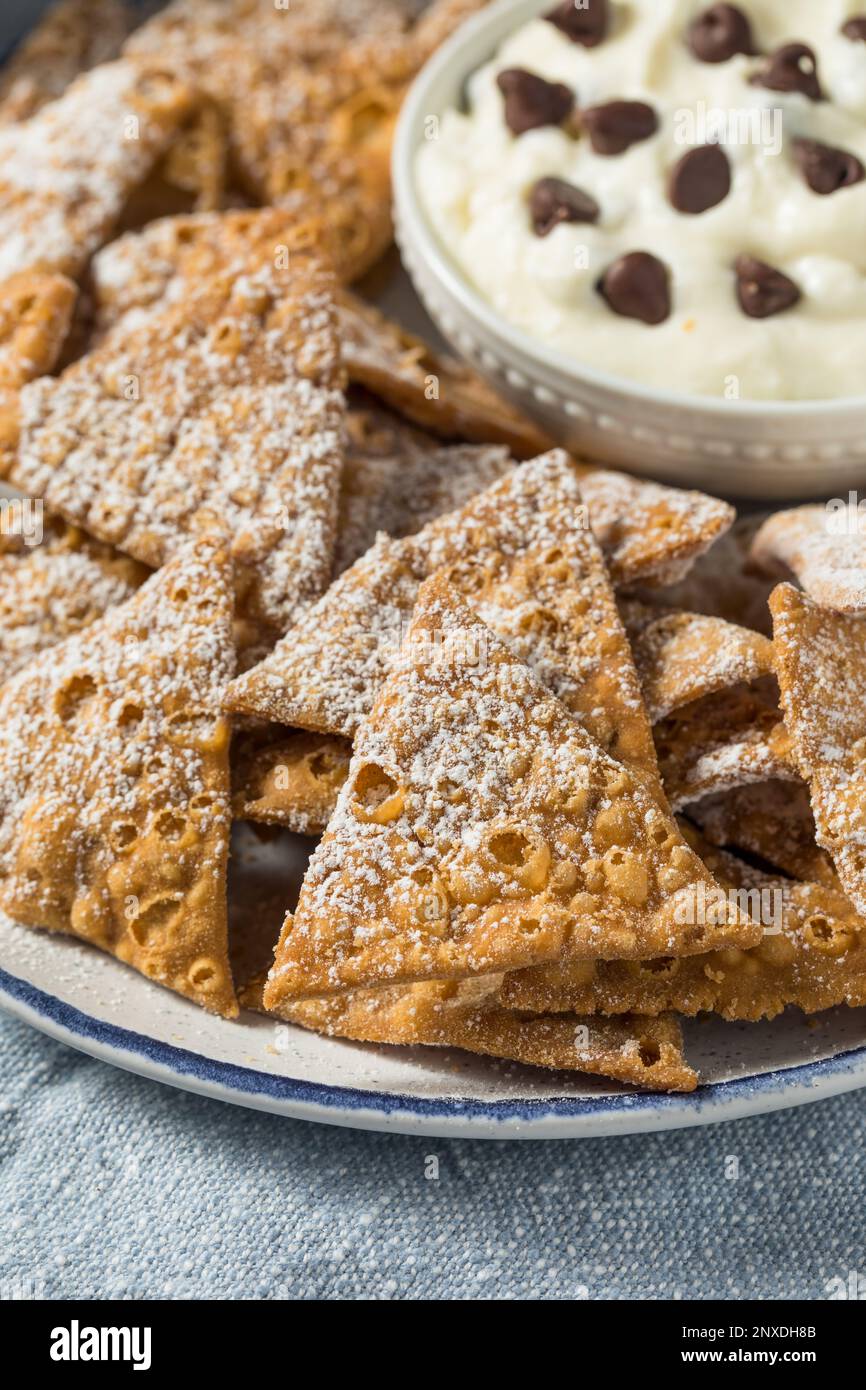 Croustilles de Cannoli maison avec sauce ricotta et chips de chocolat Banque D'Images