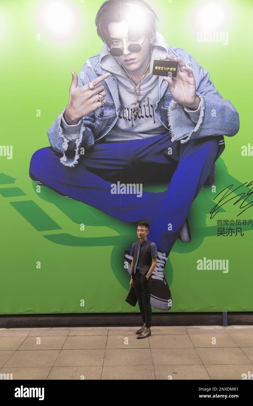 Prendre le selfi devant un panneau d'affichage géant Banque D'Images