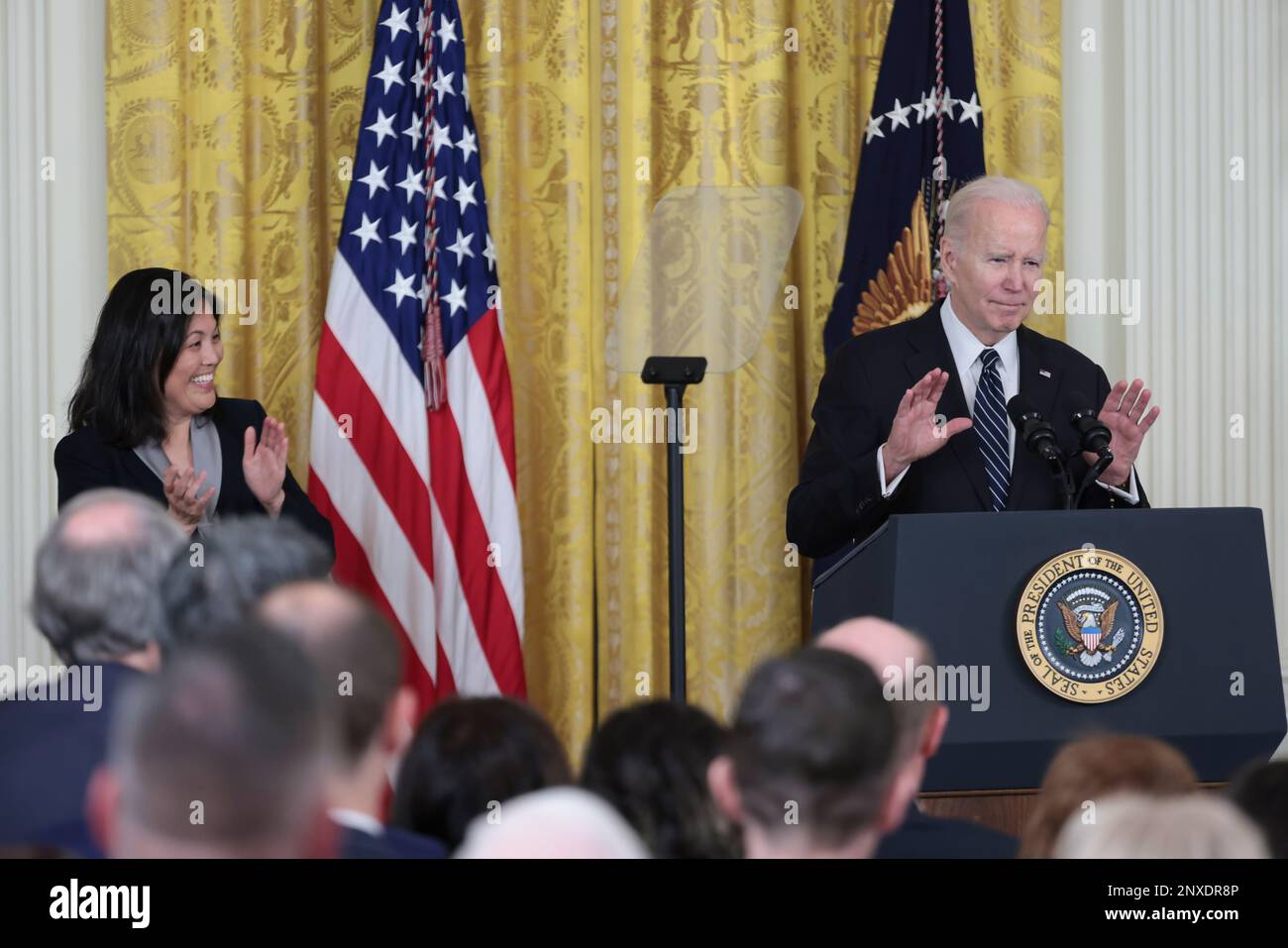 ÉTATS-UNIS Le président Joe Biden tient la main avec Julie su alors qu'il la nomme secrétaire au travail des États-Unis, dans la salle est de la Maison Blanche à Washington, DC, 1 mars 2023. (Photo d'Oliver Contreras/Sipa USA) Banque D'Images