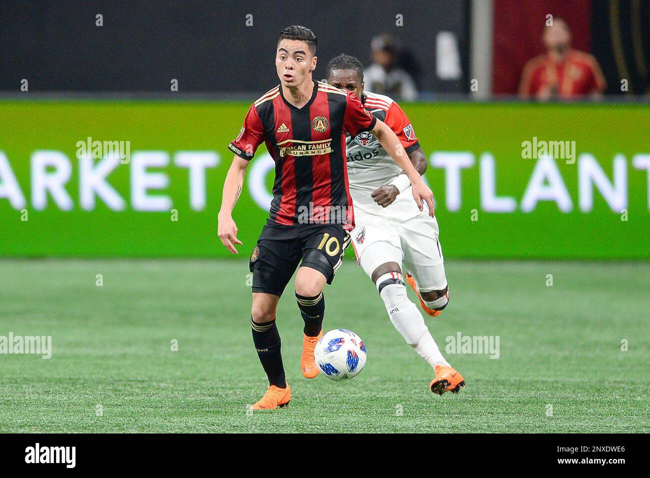 ATLANTA, GA – MARCH 11: Atlanta United's Miguel Almiron (10) pushes the ball up the field during the match between DC United and Atlanta United on March 11, 2018 at Mercedes-Benz Stadium in Atlanta, GA. Atlanta United FC defeated DC United by a score of 3 - 1. (Photo by Rich von Biberstein/Icon Sportswire) (Icon Sportswire via AP Images) Banque D'Images