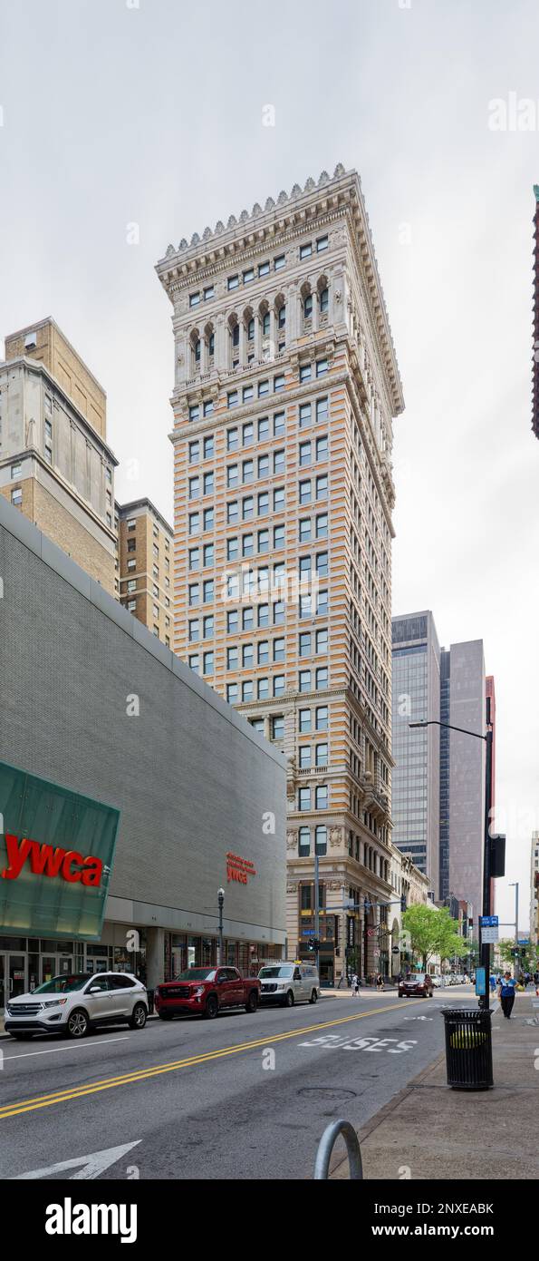 Centre-ville de Pittsburgh : bâtiment Arrott, un gratte-ciel en briques et terre cuite, maintenant converti à l'hôtel industriel. Banque D'Images